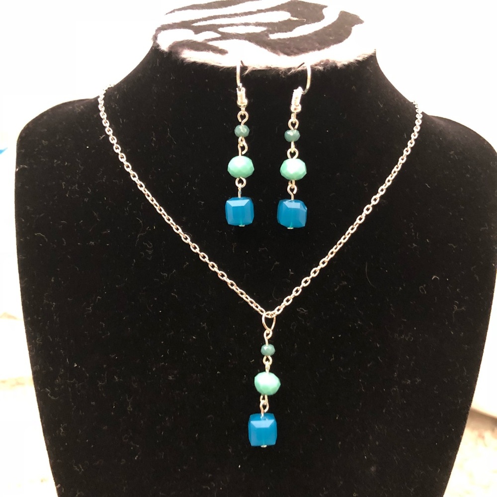 Necklace Crystal with Earring Set .!!